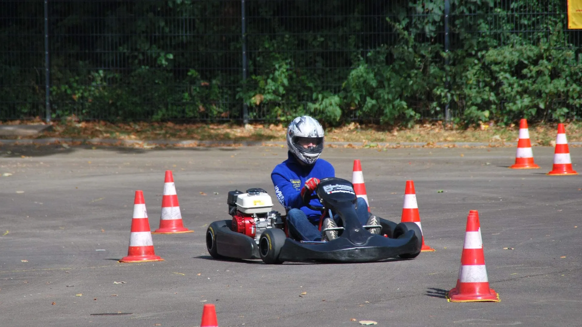 Timo Abel fährt im Jugendkartslalom zwischen den Pylonen.