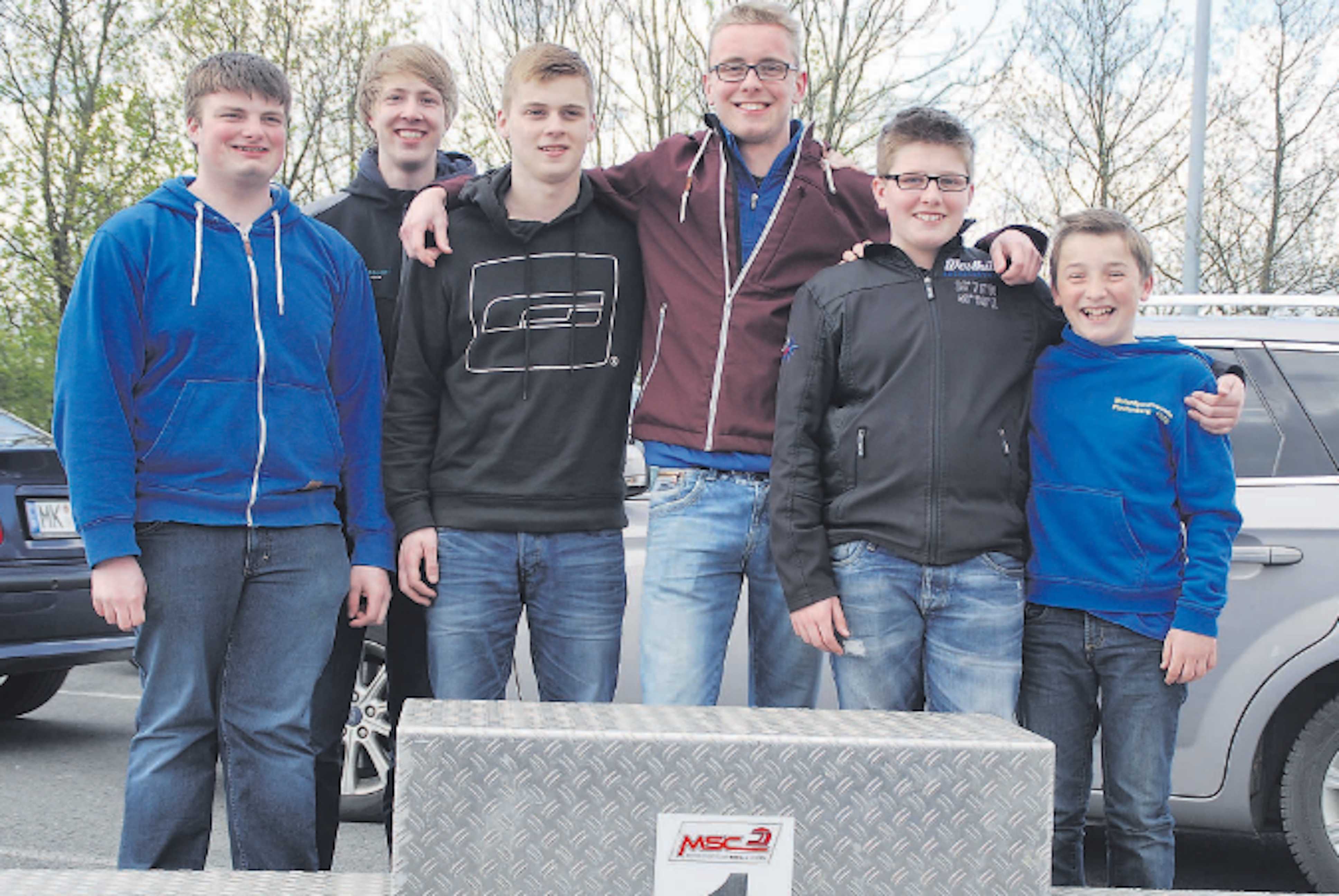 Benzingeruch, dröhnende Motoren, quietschende Reifen und pures Adrenalin – das bedeutet: Die Kartsaison 2016 hat begonnen. Das erste Rennen…