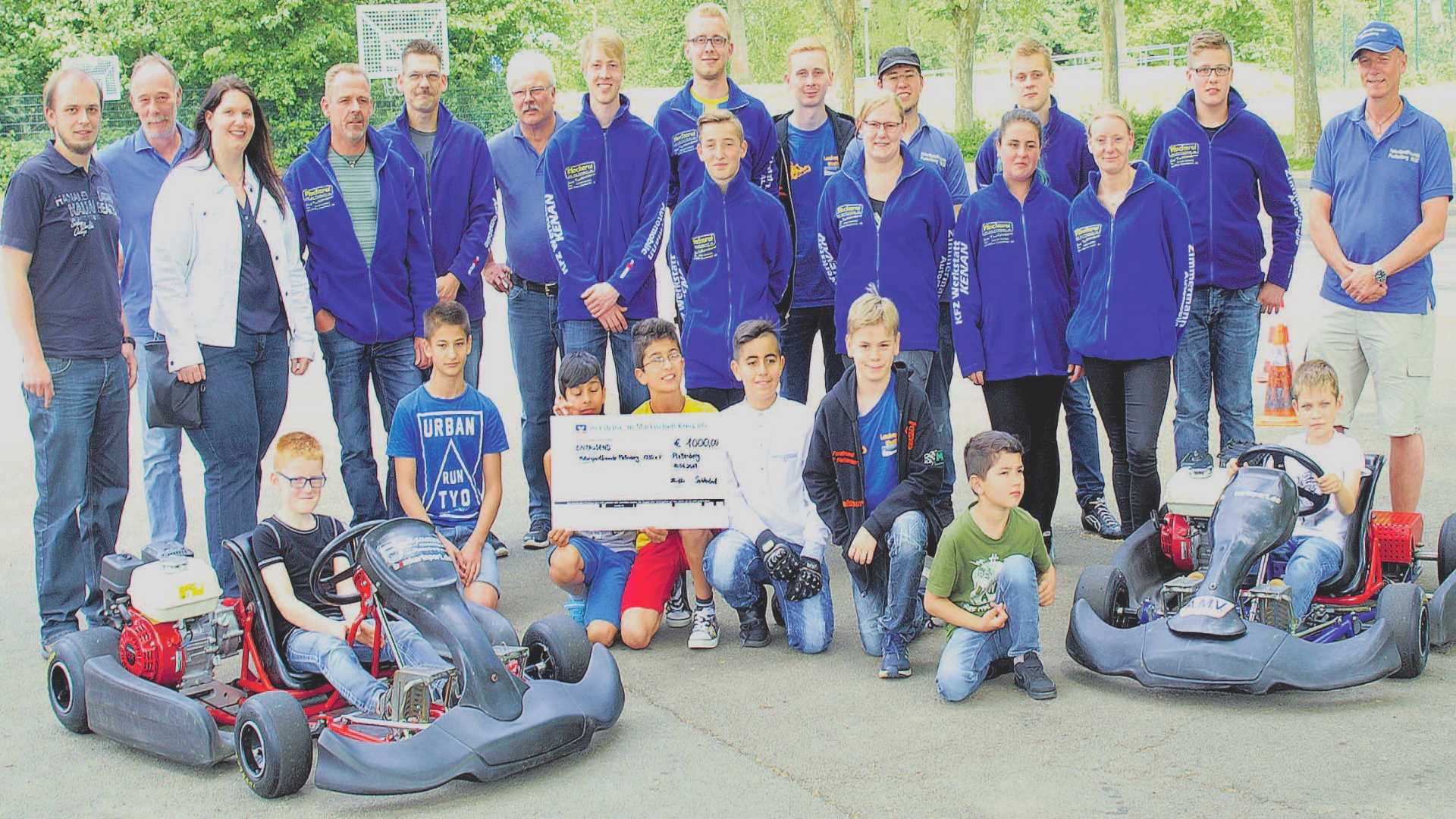 Die Motorsportfreunde Plettenberg (MSF) freuten sich am Samstag über Besuch aus der Volksbank: Nadine Sechtenbeck und Nils Bauckhage übergaben den heimischen Motorsportlern einen Spendenscheck über 1000 Euro.